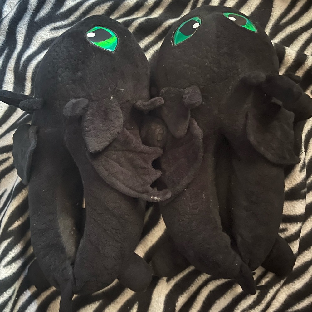 DreamWorks ‘how to train your Dragon’ plush toothless slippers